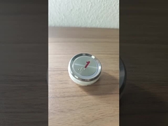 I pulsanti dell'ascensore rispecchiano la superficie di acciaio inossidabile con Titanize